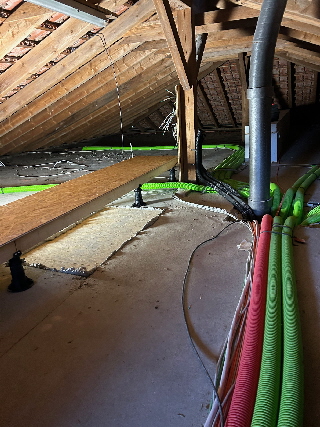 Laufsteg auf einer obersten Geschossdecke