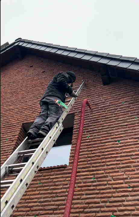 Einblasdmmung an einer zweischaligen Fassade in Kln.