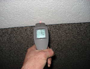 Oberflchentemperatur an einer metallischen Sockelschiene mit dem Infrarot Thermostat gemessen